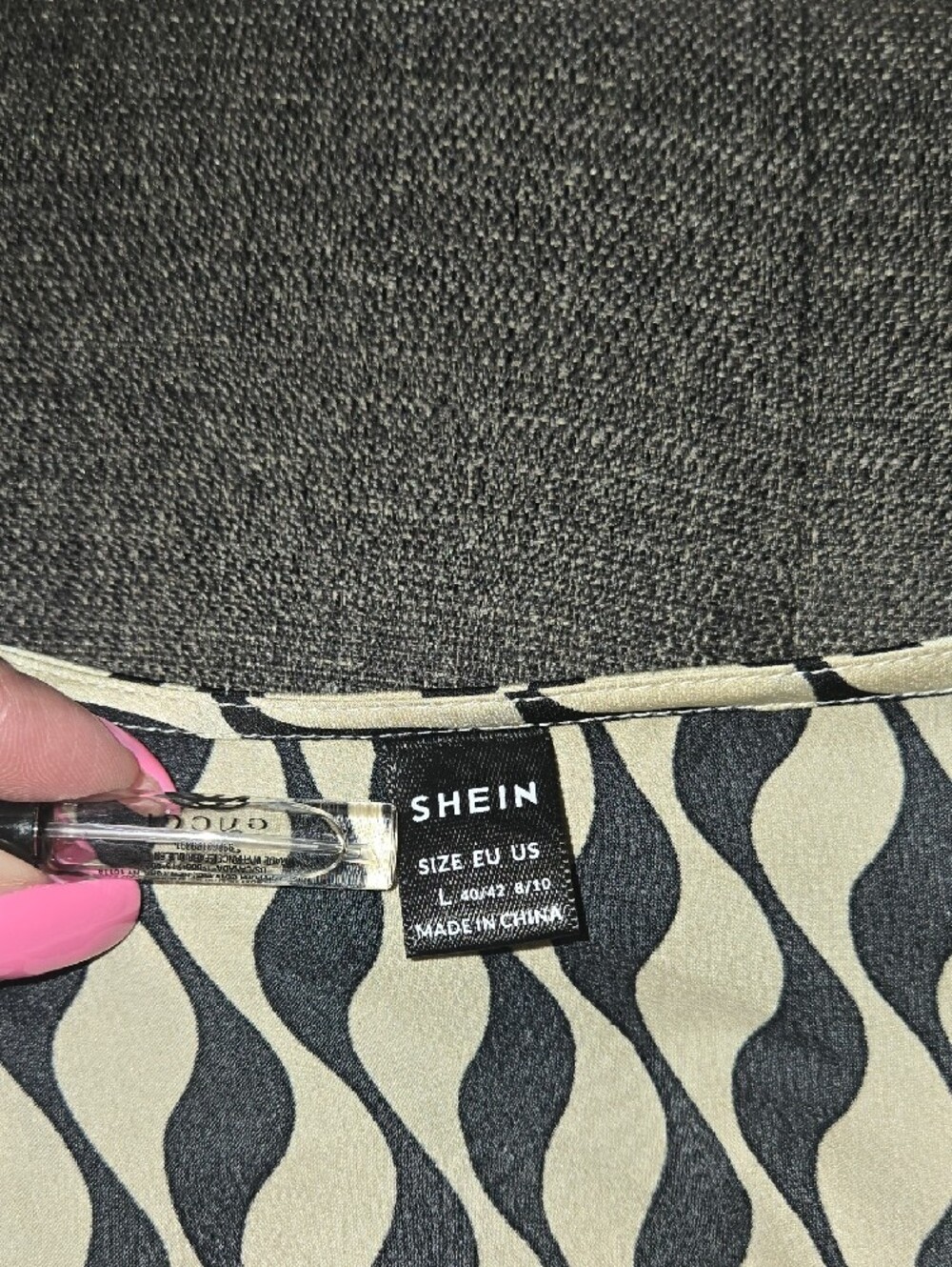 SHEIN Black and Cream Wavy-Stripe Short Sleeve - Picture 4 of 6